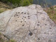 Il masso con le incisioni rupestri