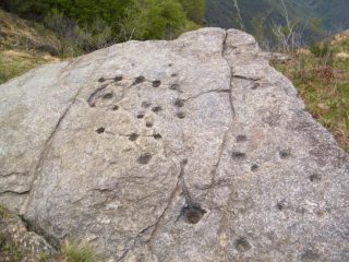 Il masso con le incisioni rupestri
