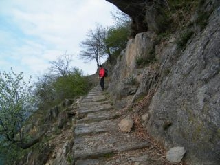 La mulattiera lastricata prima della Casa dell'Alpino