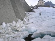 Risalita sulla spalla della diga
