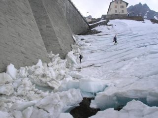 Risalita sulla spalla della diga