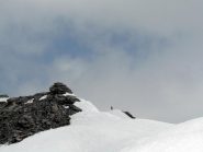 Uomo solitario scruta gli orizzonti
