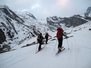 Rocca Vuorze ed il pendio-canale a sinistra che porta al colletto Traversagn