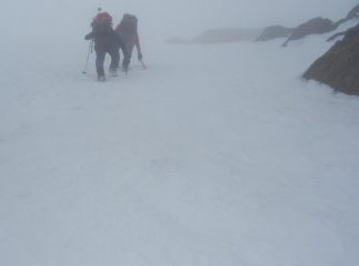 dopo il bivacco si sale nella nebbia