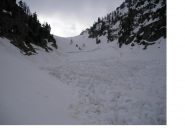 La valanga sotto la sella e' recente...