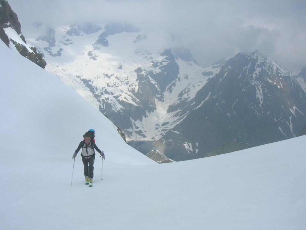 Arrivo al colle, sullo sfondo in basso il Lago del Chiotas