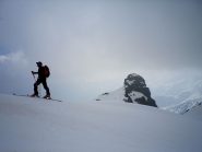 verso la cima con la Punta Bastrera già in basso