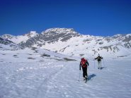 In primo piano il Sass Queder e sullo sfondo il Piz Trovat