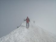 arrivo in vetta con un po' di nebbia