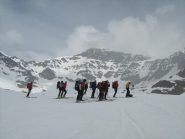 in discesa con sullo sfondo il Cevedale e il vallone di discesa