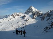 in salita con sullo sfondo il Gran Zebrù