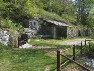 Il pilone votivo e la fontana nei pressi di Courtil 