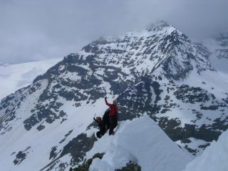sullo sfondo l'imbronciato Cambrena