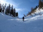 Salendo il canalino, la neve inizia poco prima