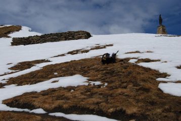 La Madonnina, i ruderi della Capanna Sassurre e la cima.