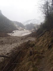 01 - poco oltre il rif. Valgravio, sentiero invaso dalle valanghe