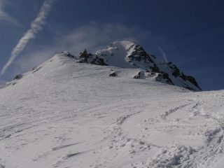 si risale la cresta a sinistra della cima