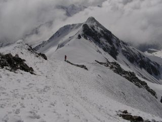 in lontananza la cima orientale e la punta Maurin
