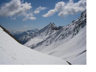 Dal vallone di Youla si vede il M.Belleface nord scendendo...
