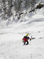 in salita nel canalino della Naressa