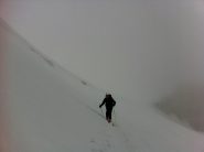 in risalita verso il Thoula nella nebbia