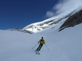 Discesa con alle spalle il costone di salita