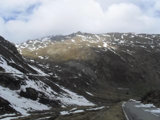 la partenza sci in spalla