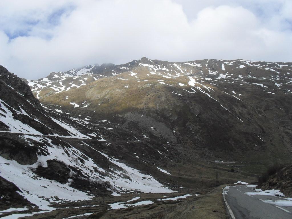 la partenza sci in spalla