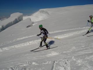 I campioni del Trofeo Mezzalama scendono in cordata dal Naso del Lyskamm verso il rifugio Mantova