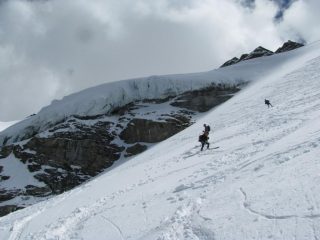 Discesa nel canale sotto il ghiacciaio