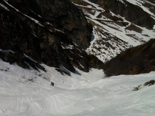 Discesa nel pendio-canale