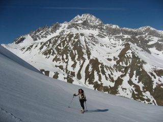 salendo con il Pic Rochebrune alle spalle