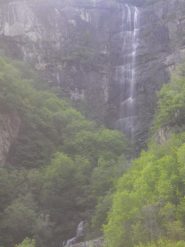la cascata dalla strada