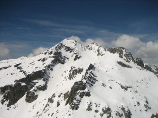 Il Grand Capelet e in basso a sx due scialpinisti in salita.