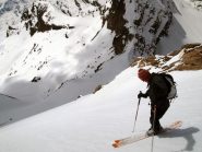 Il socio tasta il terreno all'inizio del tratto ripido