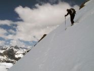 ...indi affronta con perizia la prima curva sul ripido scivolo soprastante al Colle