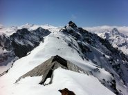 in cresta con la vetta