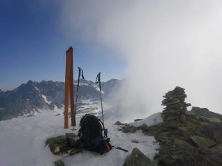 vallone intasato dalla nebbia, tranne qui..