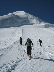 risalendo lungo le piste