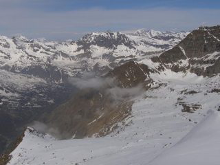 versante di salita, la Basei sullo sfondo, la conca del lago Lillet a destra