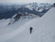 poco sotto la cima: sullo sfondo le Aiguilles d'Arves