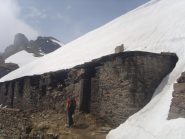 03 - Arrivo al Colle delle Coupe, grande cornice di neve sopra la vecchia caserma