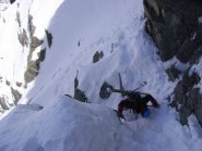 Mario scende il  risalto sotto il ghiacciaio pensile, da passare a piedi