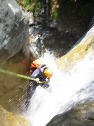 Ugo sotto cascata