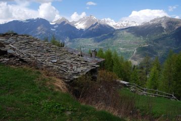 La splendida vista che si gode dall’alpeggio di Petratra damon