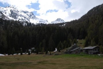 L’alpeggio di Tillac con la Punta Vallettaz sullo sfondo 