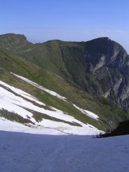 La prima parte del canale, di fronte il Colle Balur, il Monte Balur e il Monte Testas