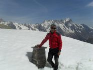Claudio in vetta ,sullo sfondo le Jorasse ed il dente del Gigante