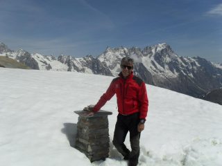 Claudio in vetta ,sullo sfondo le Jorasse ed il dente del Gigante