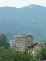la casaforte di torre meggi sullo sfondo il santuario di belmonte